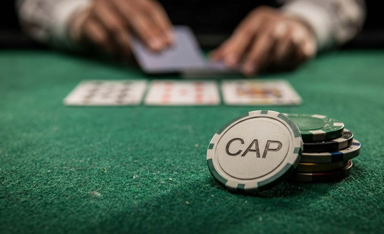 Крупный план фишки-маркера CAP на покерном сукне